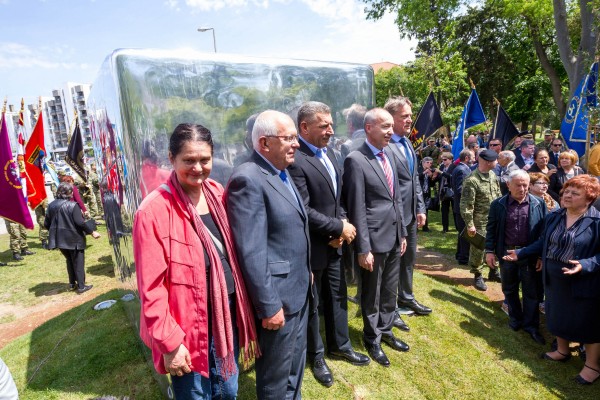 OTKRIVEN SPOMENIK POGINULIM BRANITELJIMA