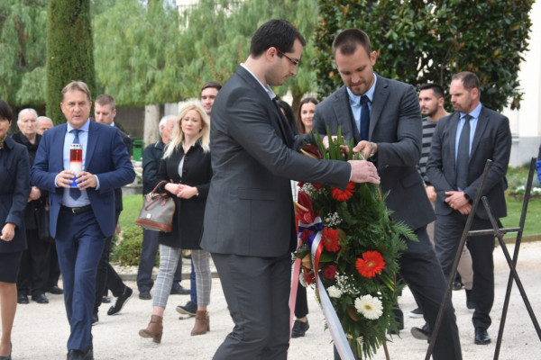 Povodom blagdana Svih svetih položeni vijenci na Gradskom groblju