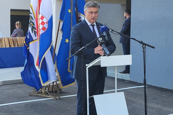 PLENKOVIĆ NA CRVENIM KUĆAMA NAZOČIO PRIMOPREDAJI KLJUČEVA ZA NOVE STANOVE 