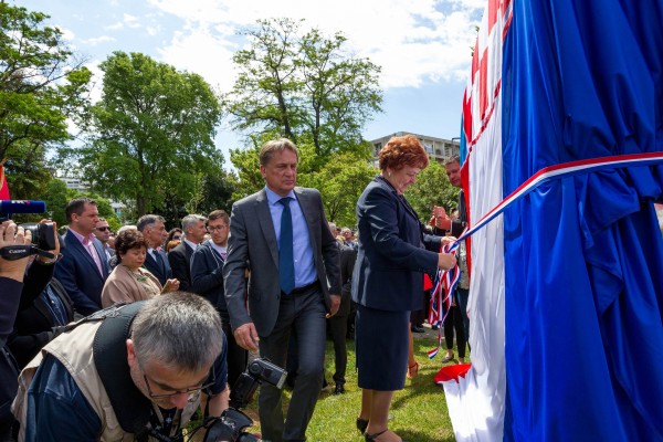 OTKRIVEN SPOMENIK POGINULIM BRANITELJIMA