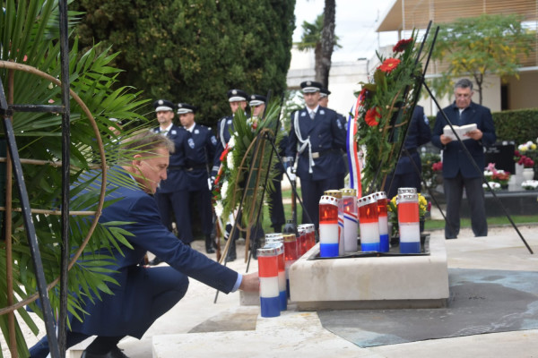 Povodom blagdana Svih svetih položeni vijenci na Gradskom groblju